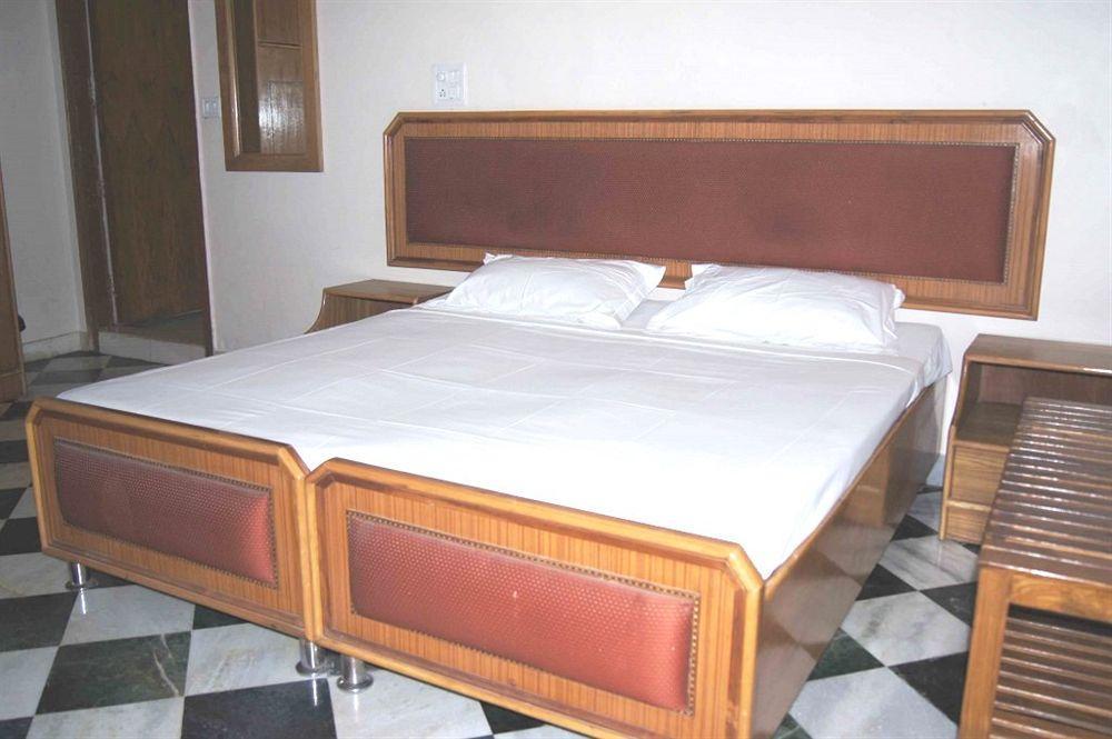 Hotel Westend Holiday Home 5 Mint From Nizamuddin Railway Station ニューデリー エクステリア 写真