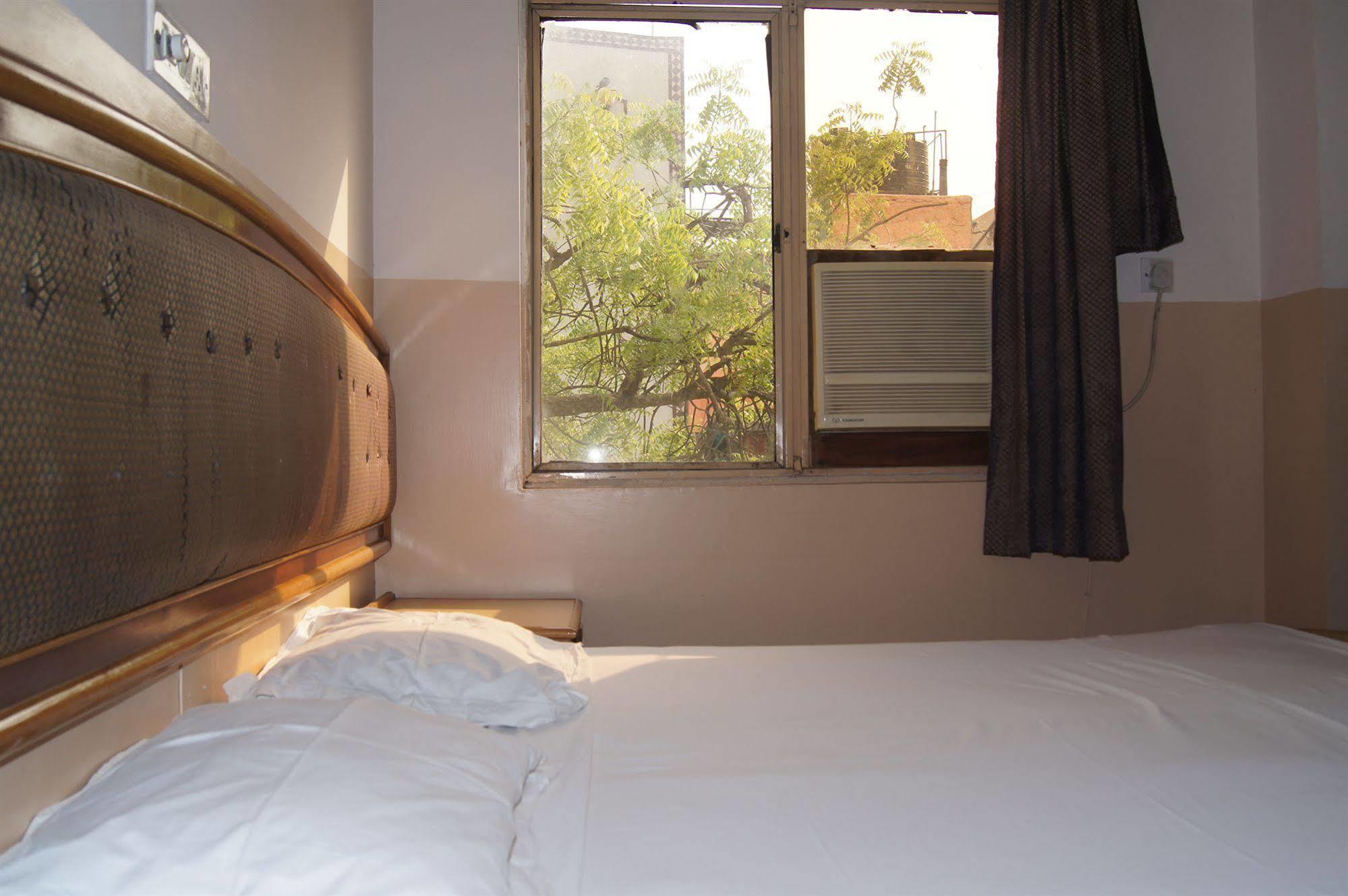 Hotel Westend Holiday Home 5 Mint From Nizamuddin Railway Station ニューデリー エクステリア 写真